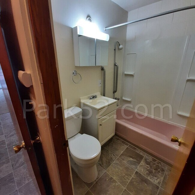 Photo - $300 Off First Full Month! 1 Bed 1 Bath Fi... Unidad #102