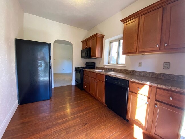 Photo - Spacious Two Bedroom Townhouse in Squirrel Hill! Fully Equipped Kitchen & W/D Included! Call Today