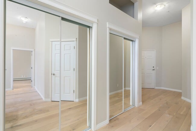 Photo - 881-215 15 Ave SW