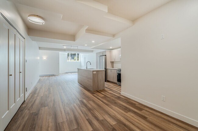 Building Photo - 7081 R. Saint-Denis