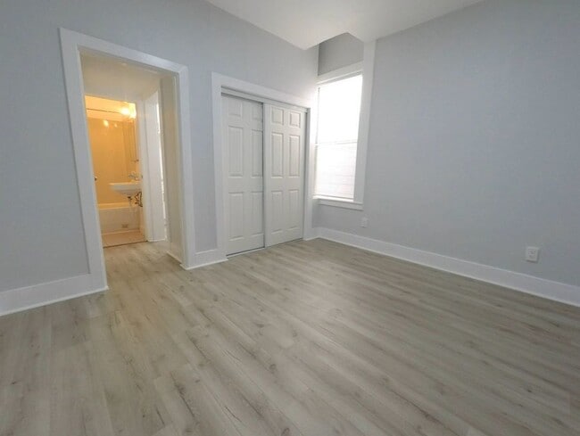 Building Photo - 518 7th St Unit 12