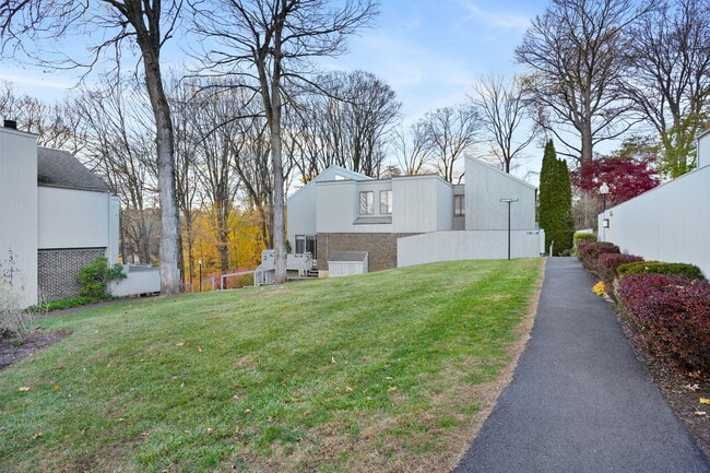 Building Photo - 622 Main St Unit 8