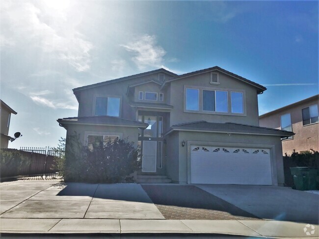 Building Photo - Spacious Home with Convenient Location