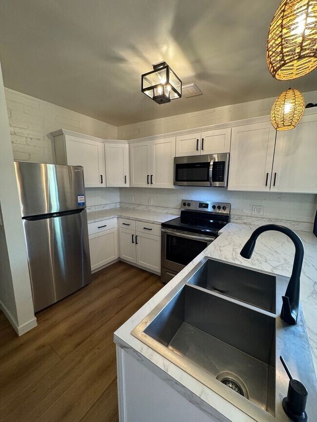 Photo - 205 W 25th St