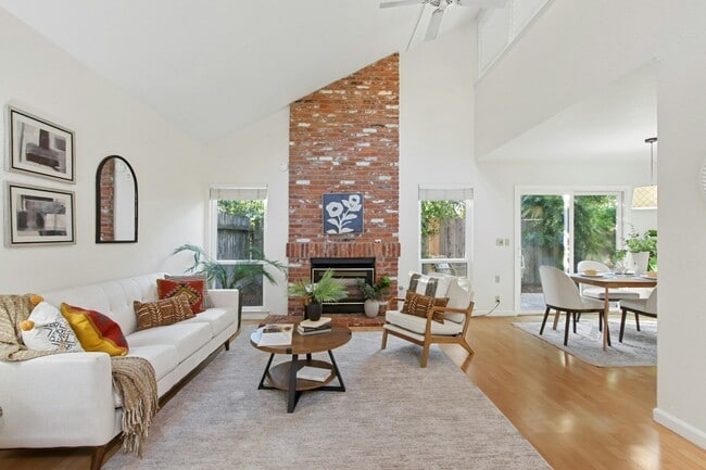 Photo - 325 E 8th St