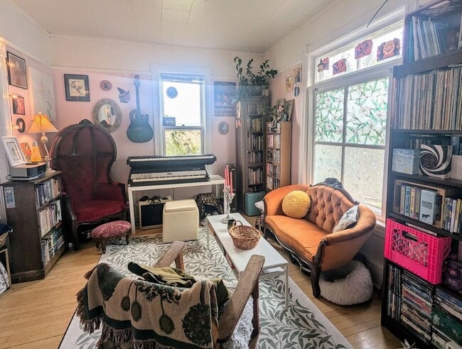 Building Photo - 1802 W 3rd St Unit 1 Main