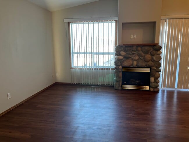 3 Bed 2 Bath Unit in Red Deer, AB