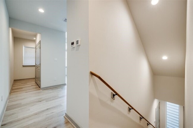 Photo - 717 Emile St