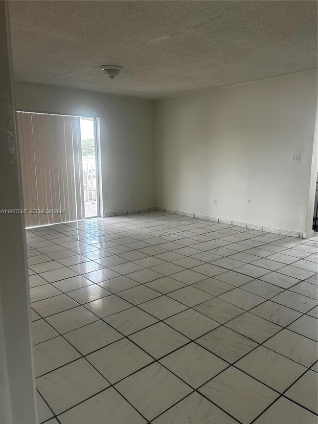 Photo - 992 E 18th St Unidad 2