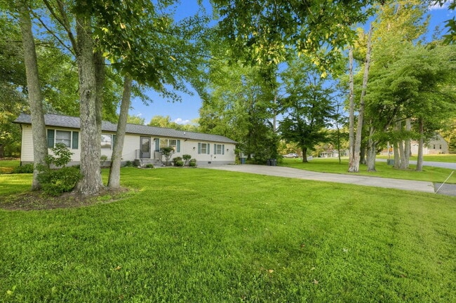 Photo - 205 Manning Rd E
