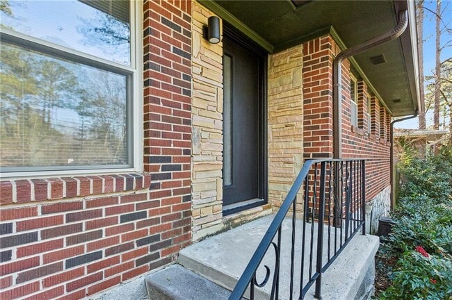 Photo - 2474 Warwick Cir NE