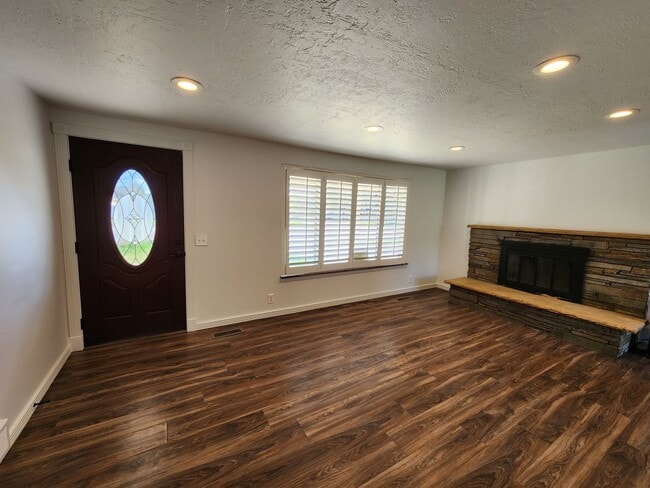 Photo - Sandy 4 bd 3 bath Single Family Stunner!