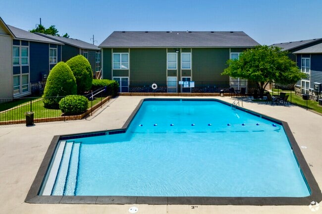 POOL AREA - The Cottages@Hefner RD Rental