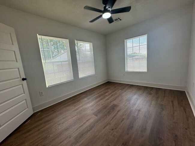 Photo - Gorgeous fully updated 1 Bedroom Duplex