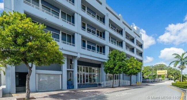 Building - 3250 Grand Ave Unit 302