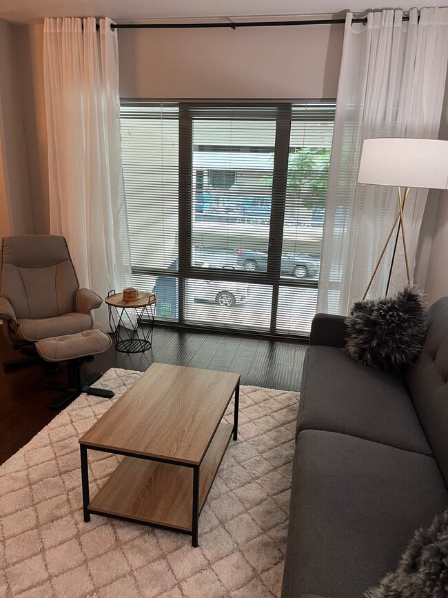 Bright & Airy - 425 W Beech St Unit 206