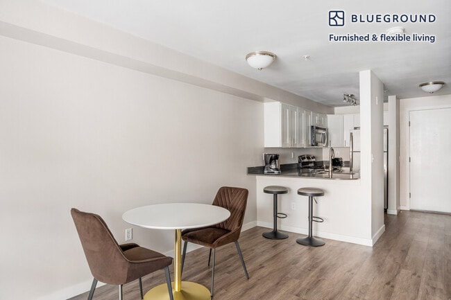 Photo - 526 Yale Ave N Unit FL4-ID928