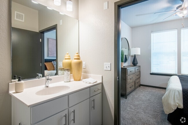2BR, 2BA - 1040SF