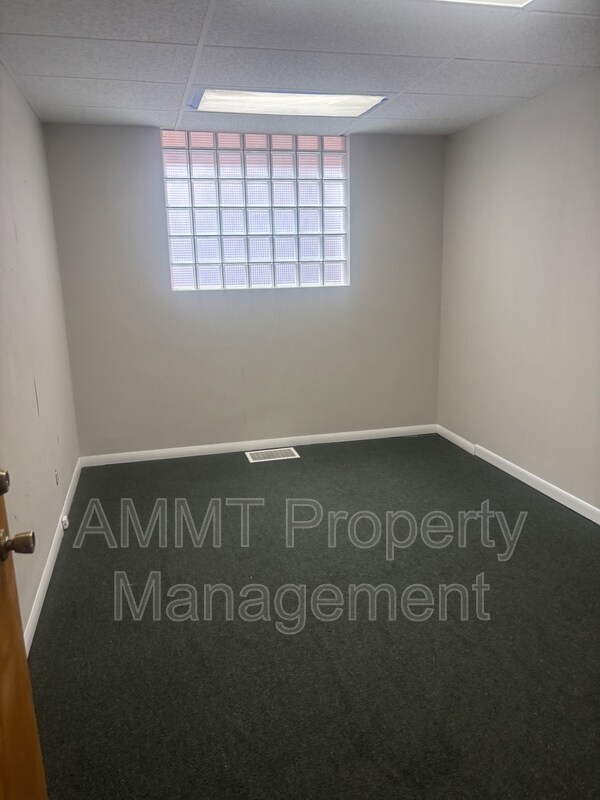 114 E 4th St