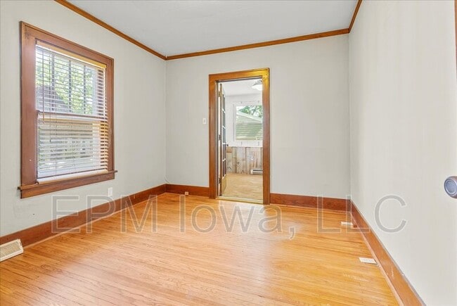 Photo - 1115 W 1st St