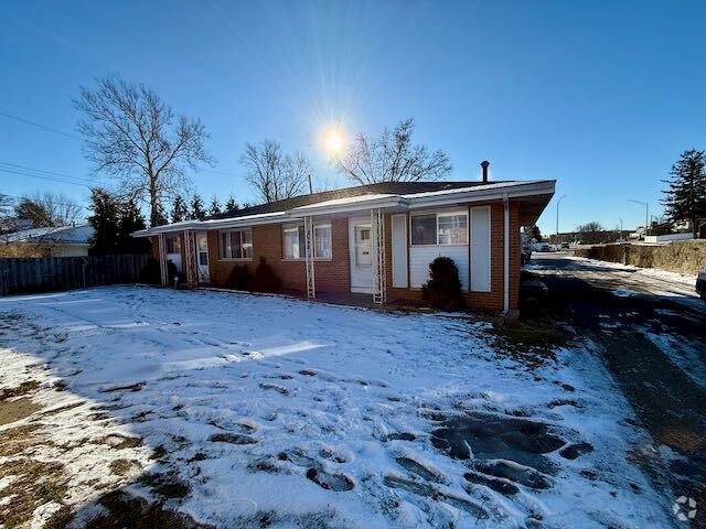 Building Photo - Duplex unit w attached garage Rental