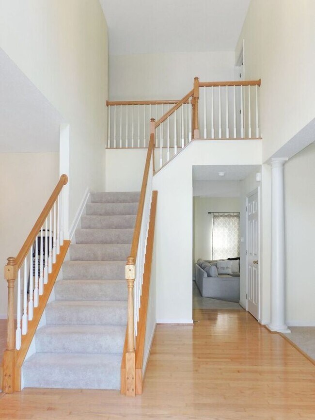 Single Family Home with 2 Car Garage and Deck House Rental in La