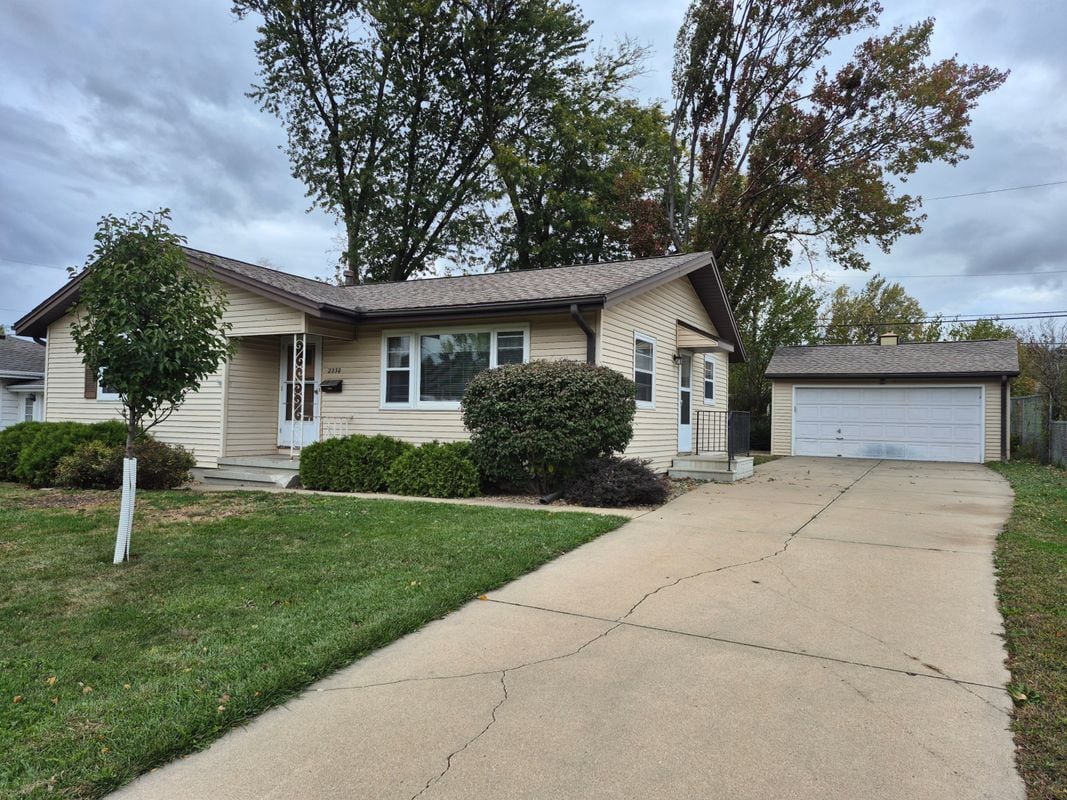 Photo - 2230 Evergreen St NE