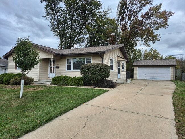 Photo - 2230 Evergreen St NE