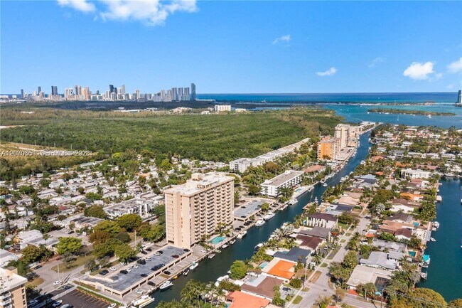 Photo - 2350 NE 135th St Unidad 403