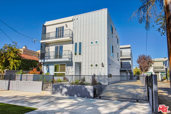 Photo - 10803 Kling St