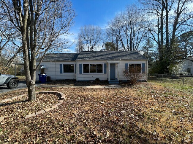 Building Photo - Huge home with bonus room and fenced in ba...