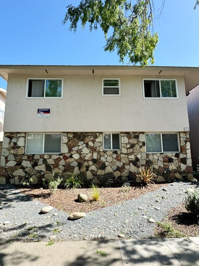 Building Photo - Bright Ground-Level 2-Bedroom with Great Storage Unit 3