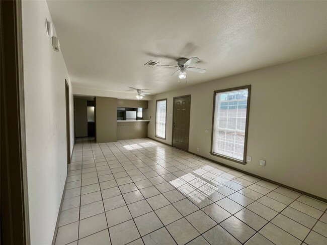Photo - 1042 W Village Ct Unidad D