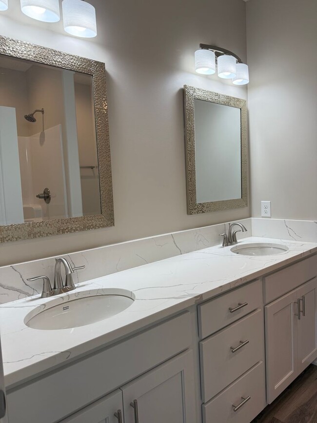 Building Photo - Brand New 2 bed/2.5 bathroom townhome in SE Lincoln