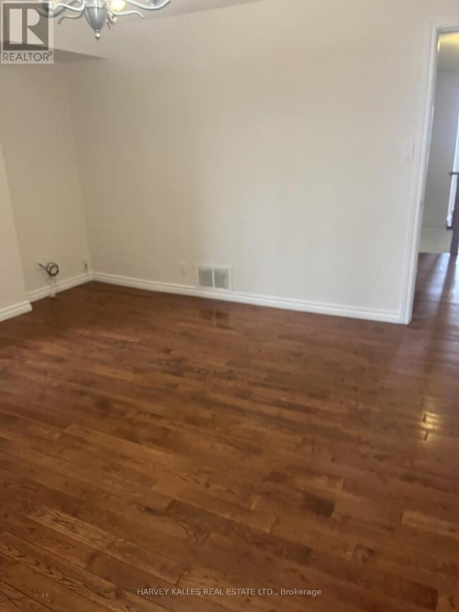 Photo - 916 Bloor St W