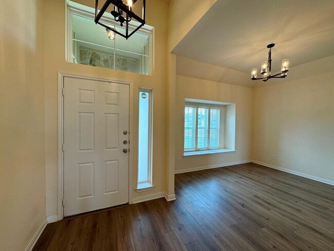 Photo - 5115 Leaning Tree