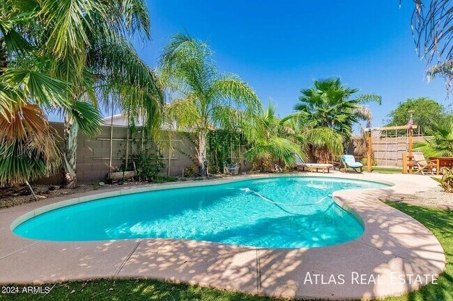 Building Photo - 1668 E Nardini St