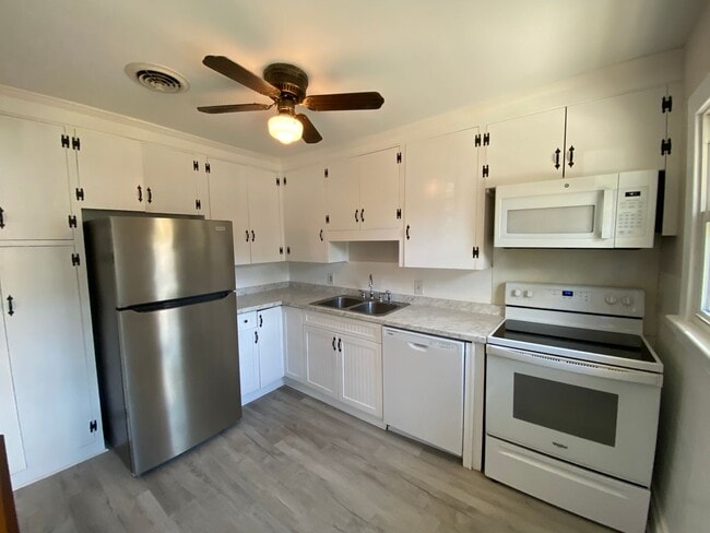 Photo - 3 Bed 2 Bath Cottage in Midtown!