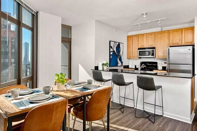 Photo - 605 W Kinzie St