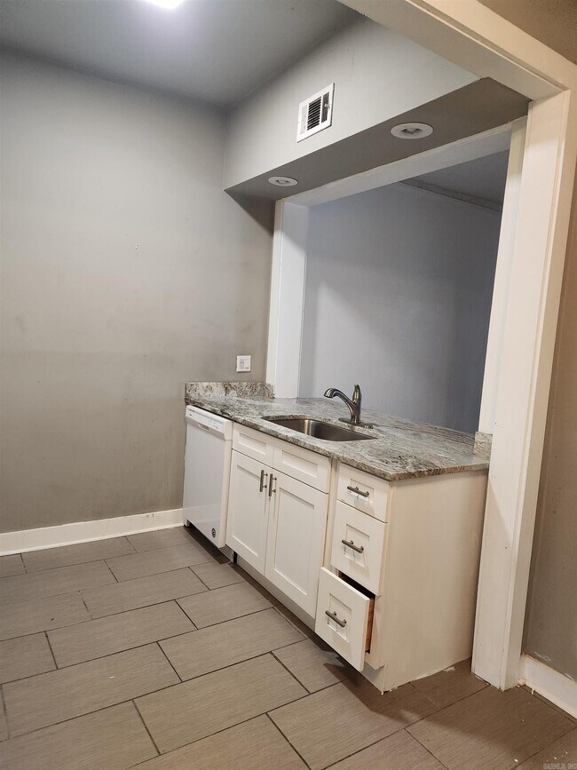 Photo - 408 E 9th St