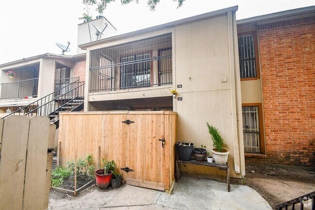 Building Photo - 10100 S Gessner Rd Unit 308 Rental