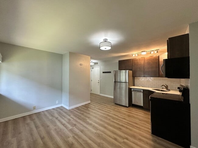 2205 Bryant Ave: The Lowry Hill Nook