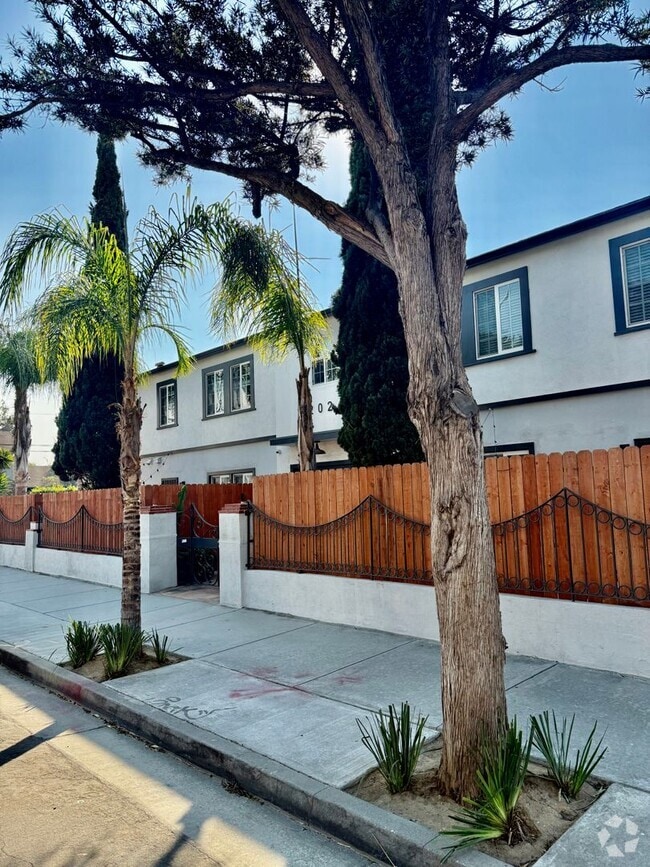 Building Photo - Fabulous 2 bedroom just steps to the BEACH! Unit C Rental