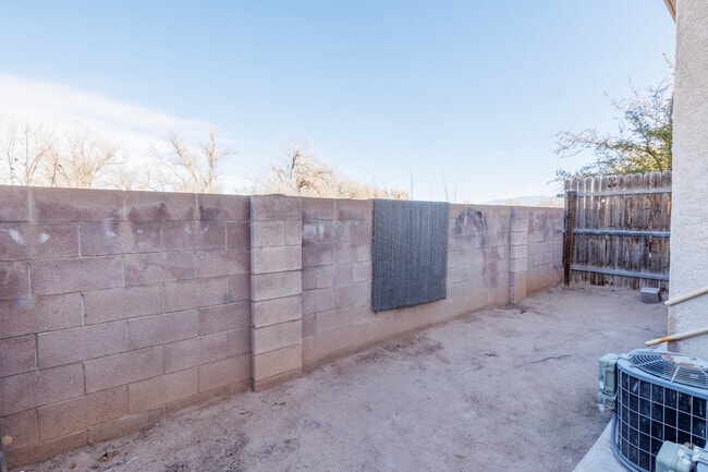 2BD, 1BA - 850SF - Backyard - Taylor Ridge Apartments