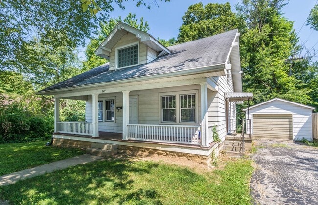 Photo - 209 E 12th St
