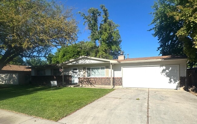 Building Photo - Single Level 3 Bedroom Home.
