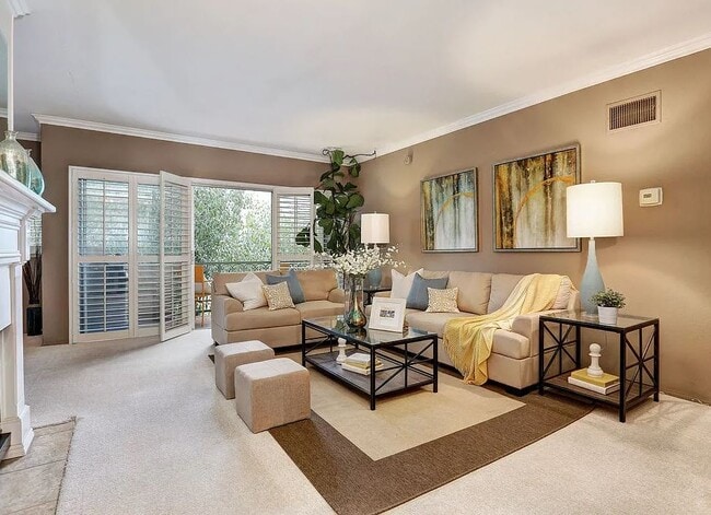 Photo - 836 S Bundy Dr Unidad 401 Rental