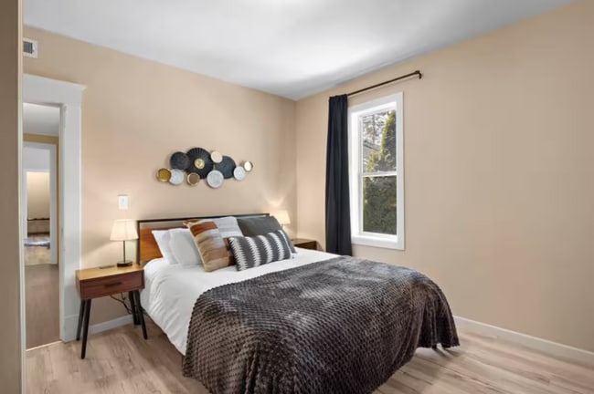 Building Photo - 719 E 9th Ave