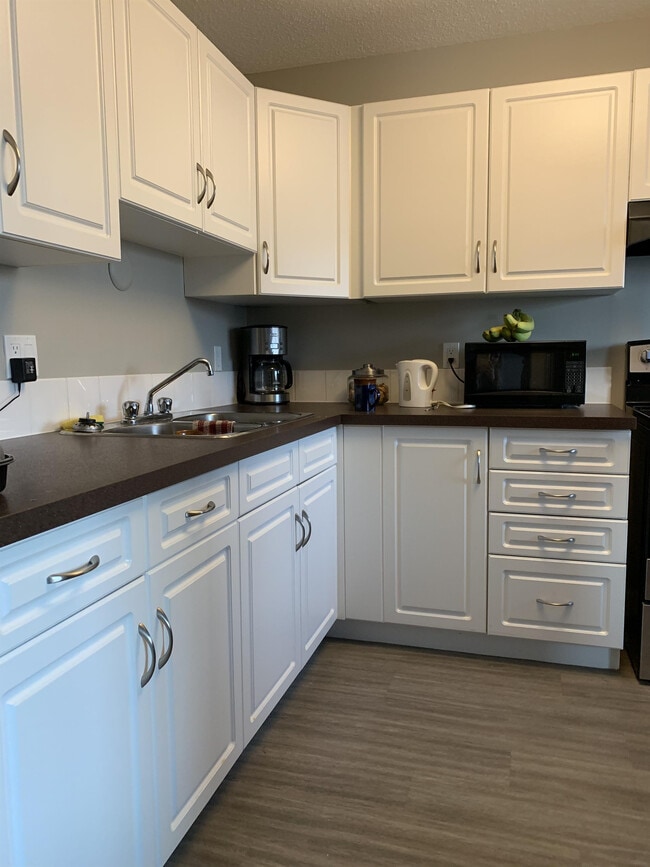 Photo - 9302-93108 108 Ave