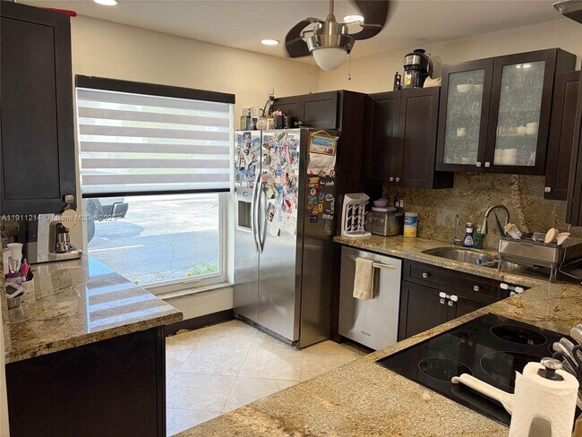 Photo - 3690 NE 167th St Unidad 34